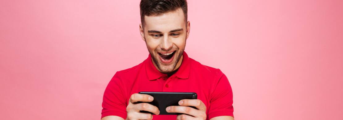 guy having fun playing progressive jackpots at Jackpot Capital on his phone