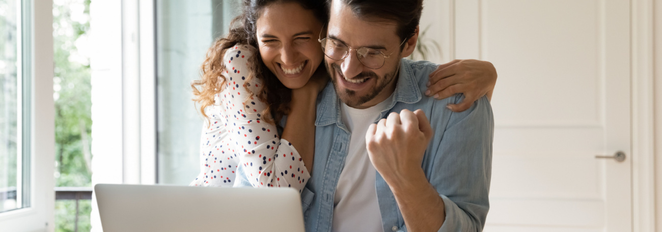 Happy couple winning at Jackpot Capital